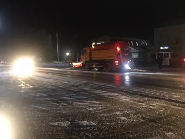 Працюють у посиленому режимі: комунальники Володимир-Волинської громади ліквідовують наслідки негоди (фото)