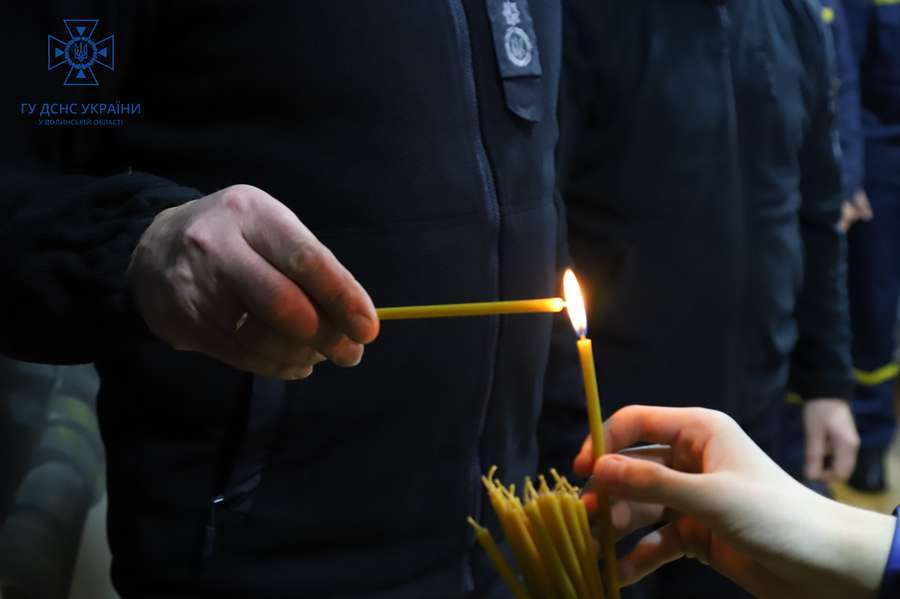 Волинським рятувальникам передали Вифлеємський вогонь миру (фото)