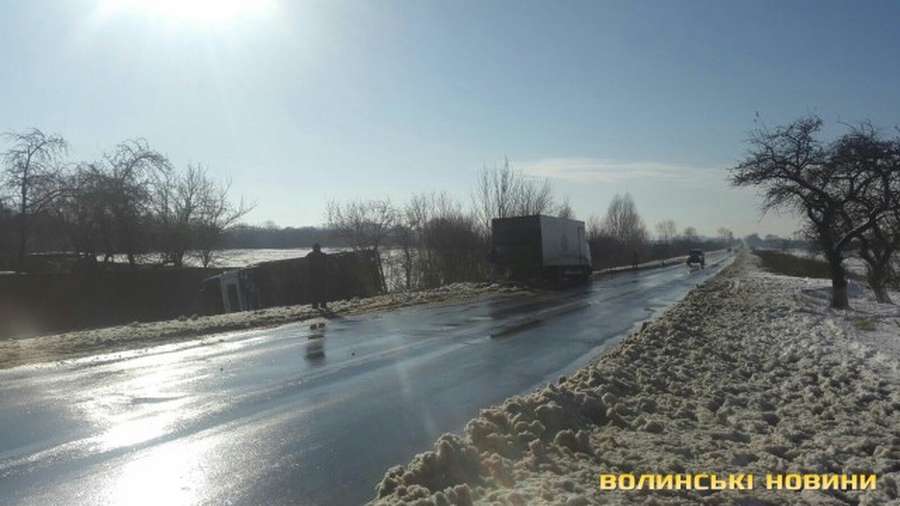 На дорозі Луцьк-Львів перевернулася вантажівка 
