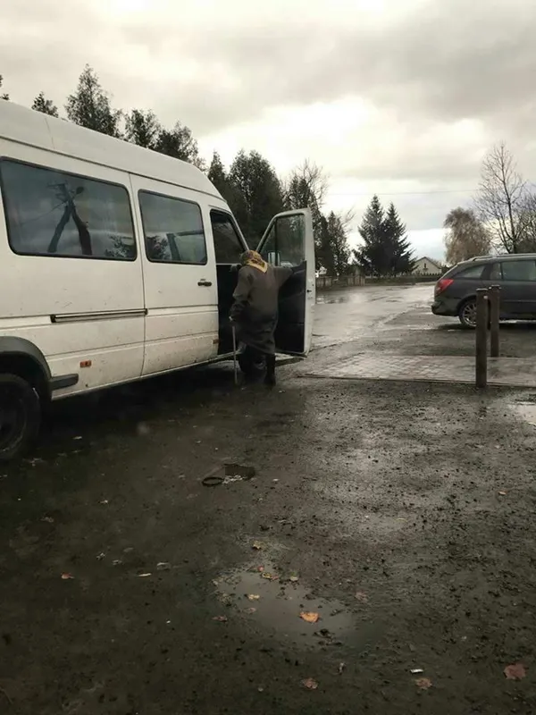 Вибори на Волині: кандидатку звинувачують у підкупі (фото)