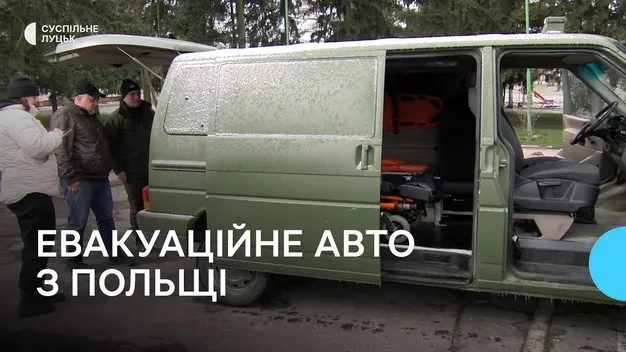 Оснащене медичним обладнанням: «князівській» бригаді з Польщі передали евакуаційне авто (фото, відео)