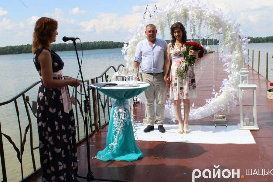 Для весільних фотосесій: на волинському озері з'явився «Місток закоханих»