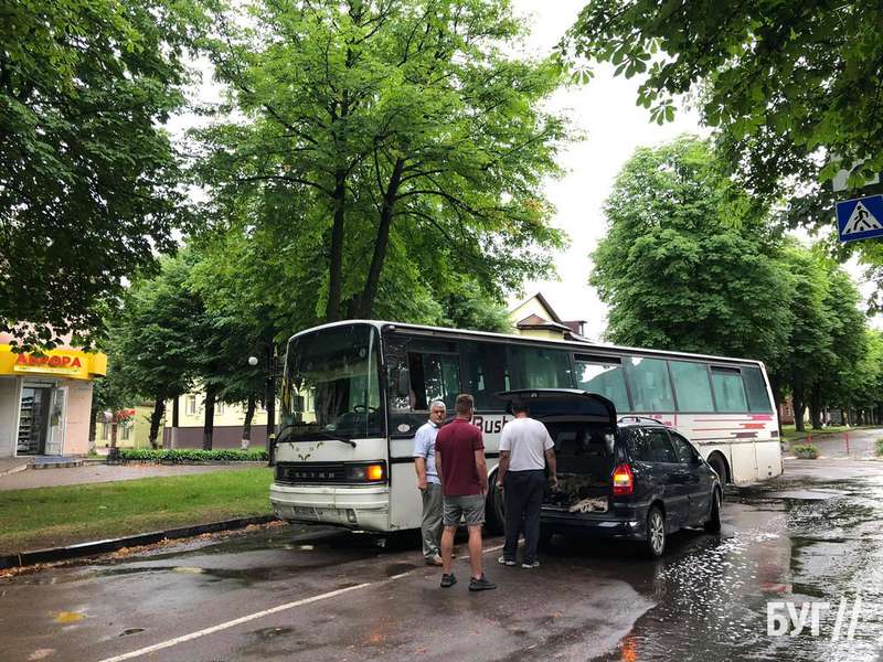У Нововолинську не поділили дорогу автобус і легковик (фото, відео)