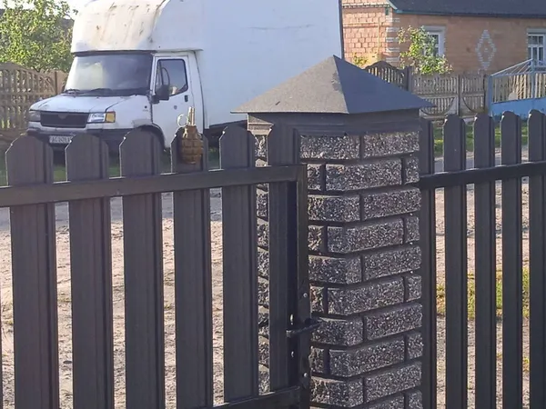«Прихильники УПЦ «МП» залякують?»: на Волині священнику ПЦУ повісили гранату на паркан будинку (фото)