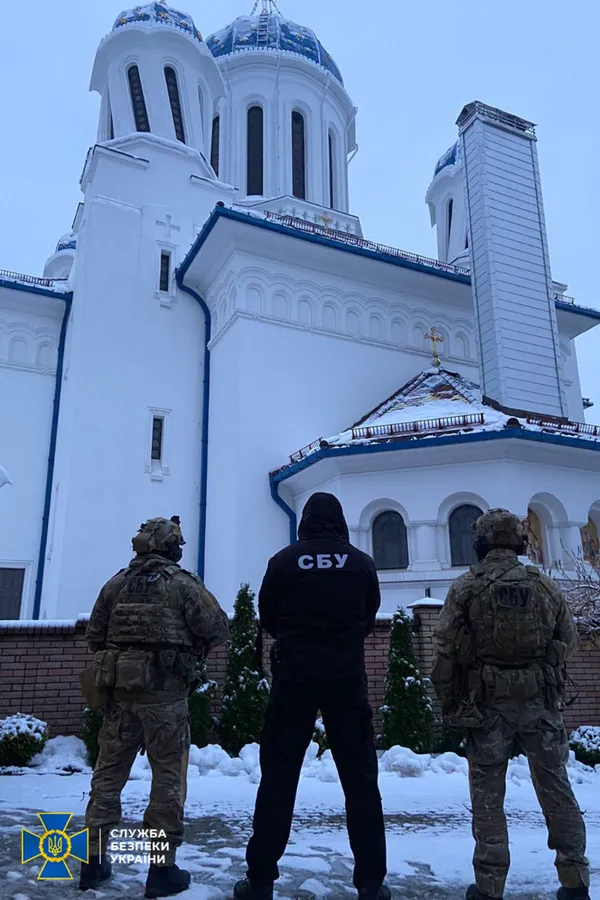 Російські методички та посвідчення окупантів: що СБУ виявила під час обшуків на Буковині