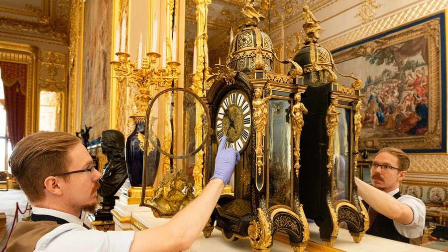 Це займає 40 годин: в палацах Єлизавети ІІ розповіли, як переводять годинники