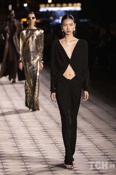 Шкіряні тренчі, косухи та довгі «голі» сукні: Дім Saint Laurent презентував колекцію весна-літо 2023