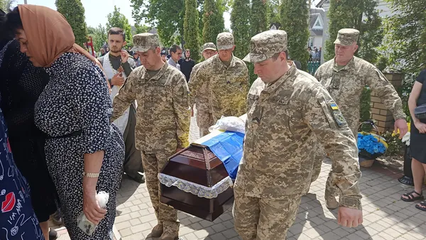 Сиротами залишилися три донечки: на Волині попрощалися з воїном Андрієм Григолою (фото)