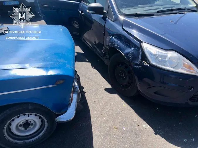 У Луцьку на Львівській «жигуль» врізався у Ford (фото)