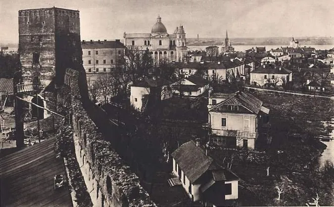 Столітній краєвид на місто зі стін Луцького замку (ретрофото)