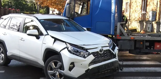Водій із травмою хребта – у лікарні: подробиці аварії біля історичного у Луцьку (відео)