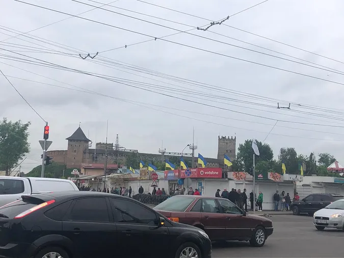 Барикади із шин і прапори на контейнерах: на ринку в Луцьку – людно (фото)