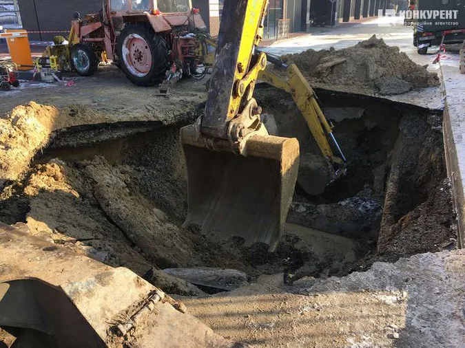 Провалля біля «ПортCity»: «Луцькводоканал» прокоментував аварію (деталі)