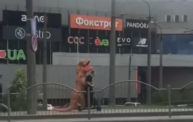 У Луцьку на самокаті їздить динозавр (відео)