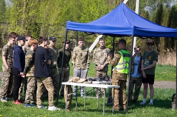 Польова форма, дрони, турнікети: на Волині провели навчальні збори для школярів (фото)