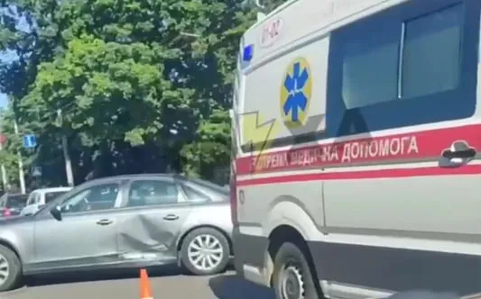 У Луцьку на Рівненській – серйозна аварія: рух ускладнено (відео)