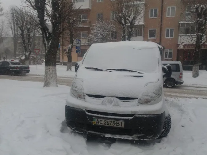 Біля вокзалу в Луцьку бус заблокував тротуар