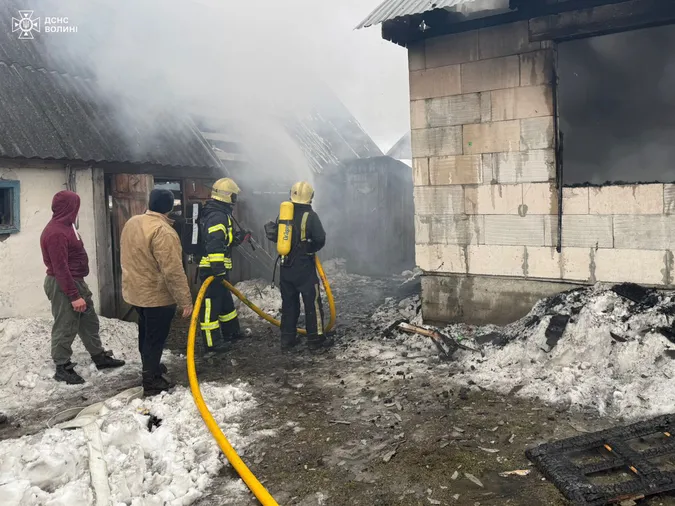 На Волині рятувальники ліквідували дві пожежі: горів навіс та житловий будинок (фото)