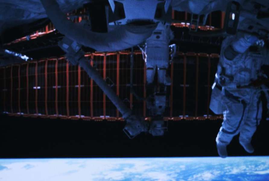 Китайські астронавти здійснили вихід у відкритий космос (фото)
