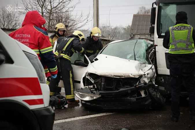Тіло водія витягали з розтрощеного авто: деталі смертельної аварії під Луцьком (фото)