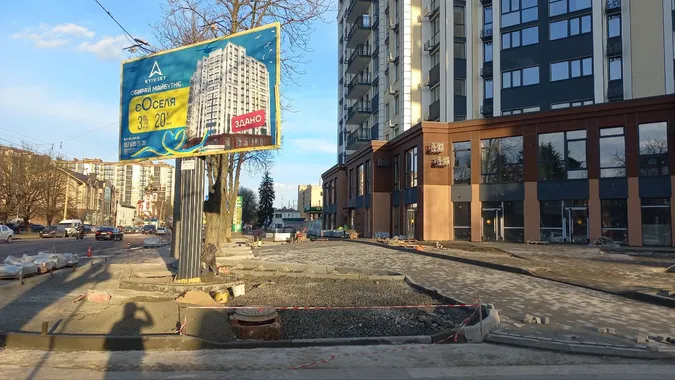 У Луцьку облаштовують велодоріжку зі стовпом посередині (фото)