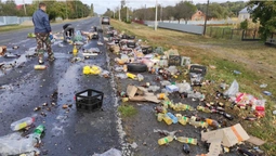 На Волині бус врізався у вантажівку: дорога – в олії та макаронах (фото)