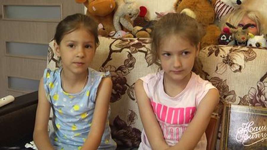 Діти Сергія Шинкарука: ліворуч - Ольга, праворуч - Діана><span class=