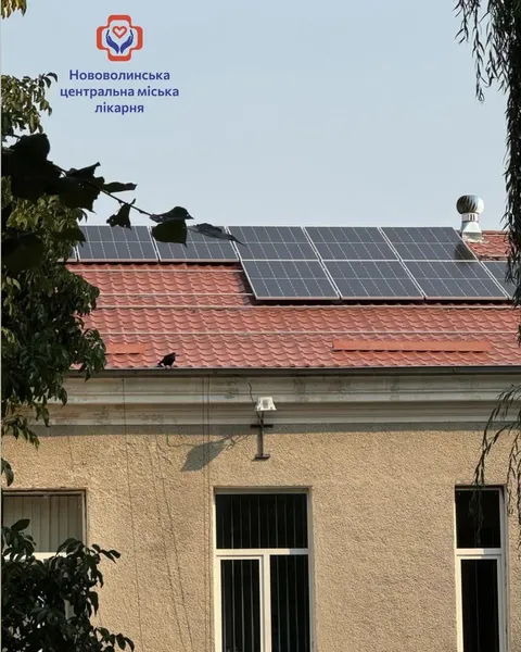 На даху пологового у Нововолинську встановлюють сонячну електростанцію (фото)