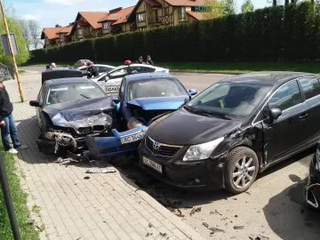 У Луцьку беха «на бляхах» розтрощила дві іномарки