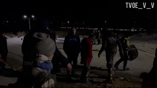 У Володимирі чоловік посипав гірку, поки там катались діти (відео)