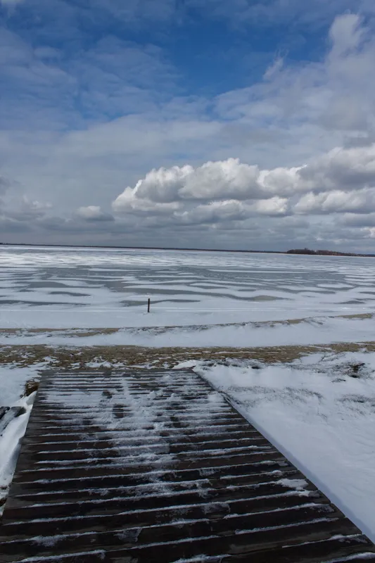 Краю не видно: Світязь перетворився на крижану пустелю (фото)