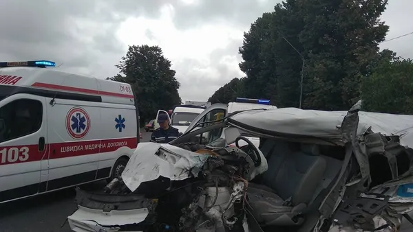 Моторошна аварія під Луцьком: зіткнулися Nissan і ЗІЛ (фото) 