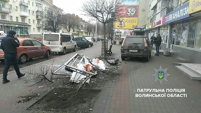 У Луцьку п'яний водій на «євробляхах» зніс рекламну конструкцію (фото)