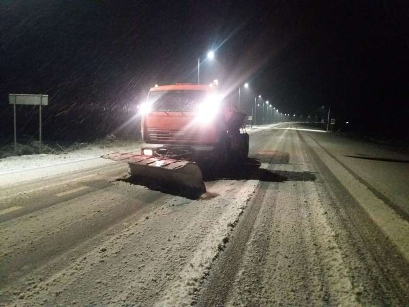 Ожеледиця і сніг: волинські дороги чистили 33 одиниці техніки (фото)