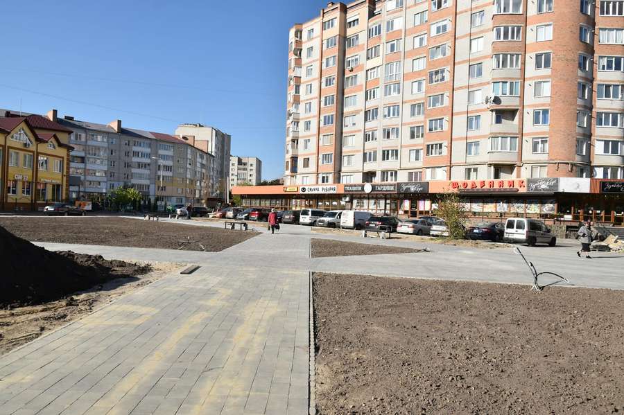 У Луцьку завершують облаштування скверу на Кравчука (фото, відео)