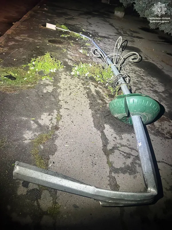 У Ковелі водійка влетіла в дорожній ліхтар (фото)