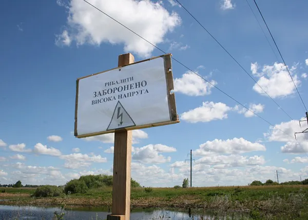 Смертельна небезпека: волинян просять не рибалити біля ліній електропередач