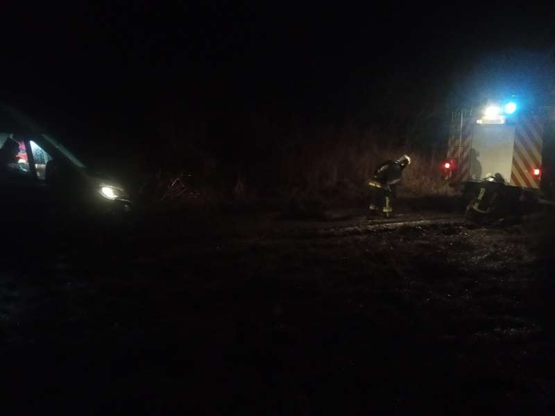 На Волині вночі «швидка» застрягла на ґрунтовій дорозі (фото)
