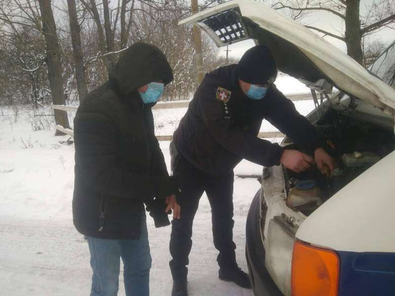 На Волині поліцейські допомогли десяткам водіїв, які потрапили в халепу (фото)