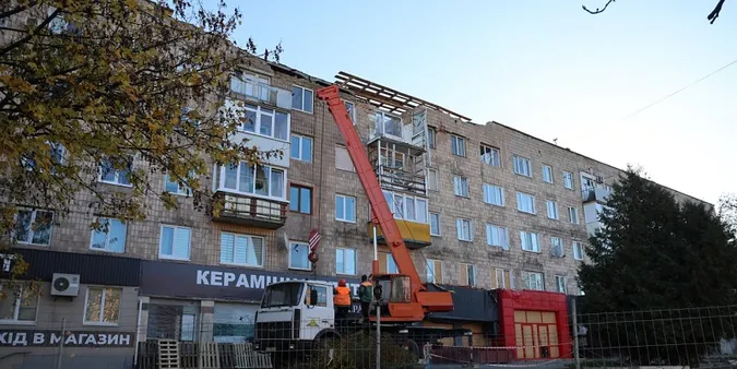 У Луцьку почали ремонт пошкодженого ворожим дроном будинку (фото)