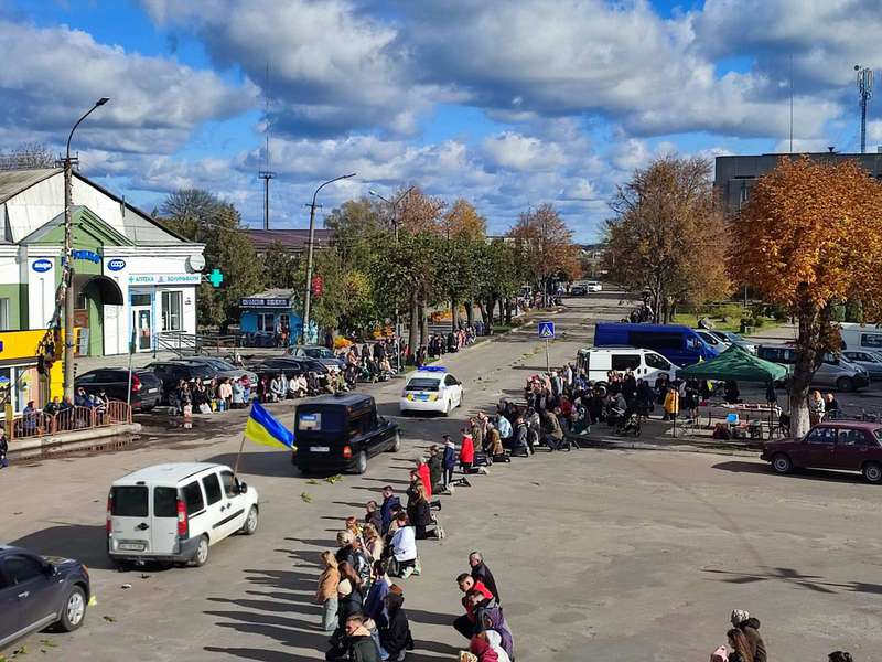 Прийшли сотні людей: волиняни на колінах зустріли полеглого захисника України (відео)