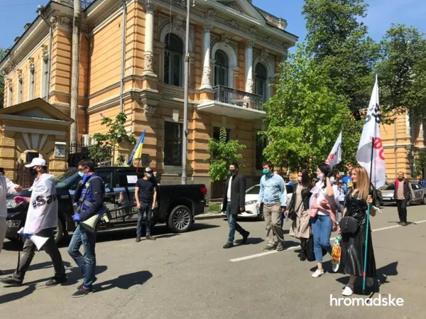 Підприємці під Офісом президента вимагають послабити карантин і дозволити їм працювати (фото)