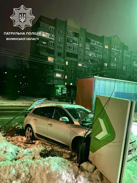 У Луцьку Renault «влетіло» у дорожні знаки (фото)