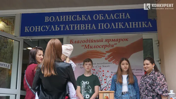 Діти у Луцьку продають солодощі, щоб допомогти воїну одужати (фото)