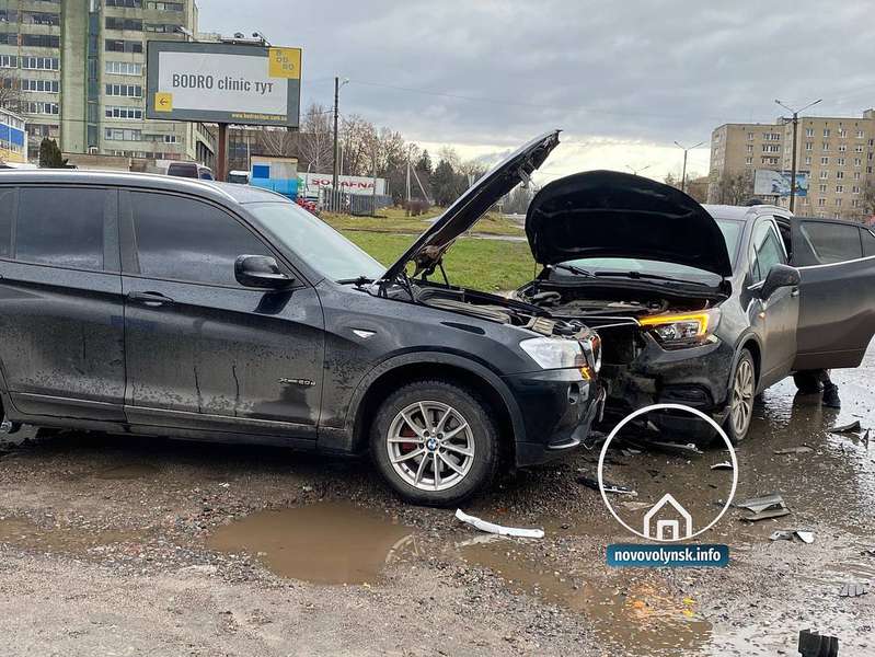 В Нововолинську трапилась аварія за участі трьох авто: на місці працювала поліція (фото, відео)