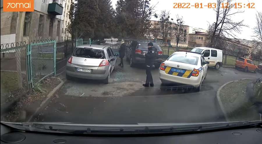 У Луцьку невідомі розтрощили припаркований у дворі Renault (фото, відео)