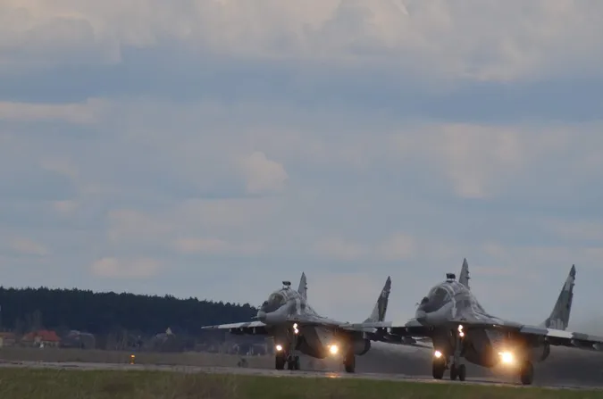 Небо під контролем:  як у Луцьку тренуються пілоти винищувачів (фото)