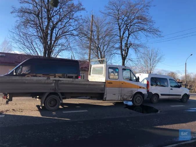 У Нововолинську зіткнулися дві вантажівки і легковик (фото)