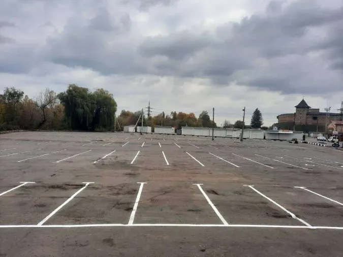 У Луцьку на новій парковці біля ринку можна платити лише паперовими грішми