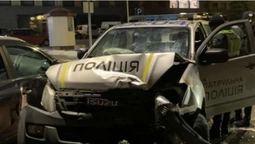 Повідомили деталі нічної ДТП з патрульним авто в центрі Луцька (фото)